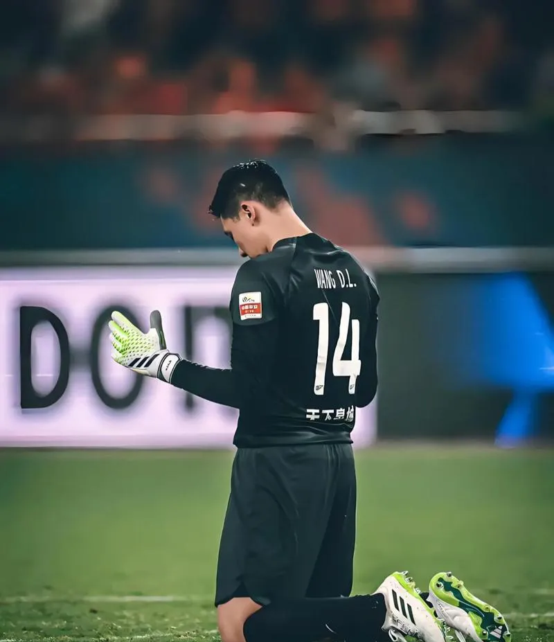 包含上海申花发布备战花絮,今晨手感冰凉,CBA季后赛任务艰巨,赛程密集仍需轮换的词条 包含上海申花发布备战花絮,今晨手感冰凉,CBA季后赛任务艰巨,赛程密集仍需轮换的词条