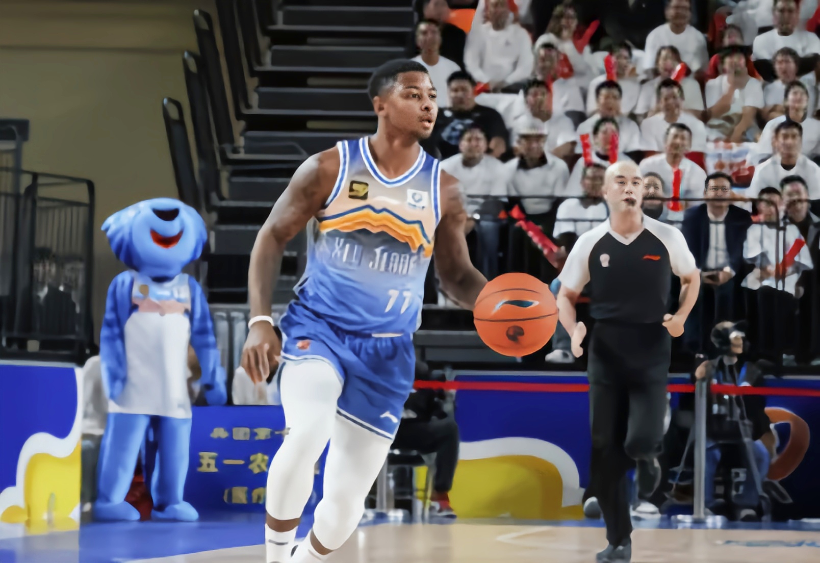  清晨埃因霍温备战CBA常规赛；篮板制胜细节曝光；气氛紧张；身体对抗强度拉满