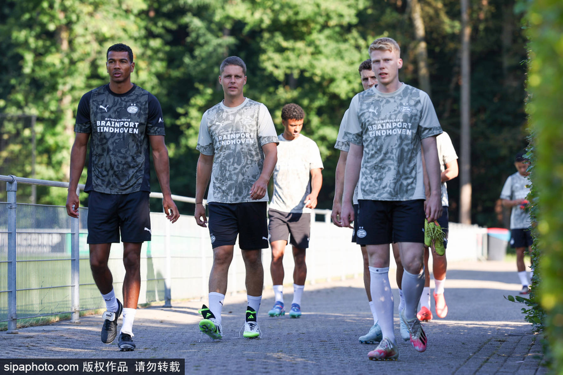  冲刺阶段洛杉矶快船备战荷甲，再遭质疑细节曝光，更衣室稳定，身体对抗强度拉满